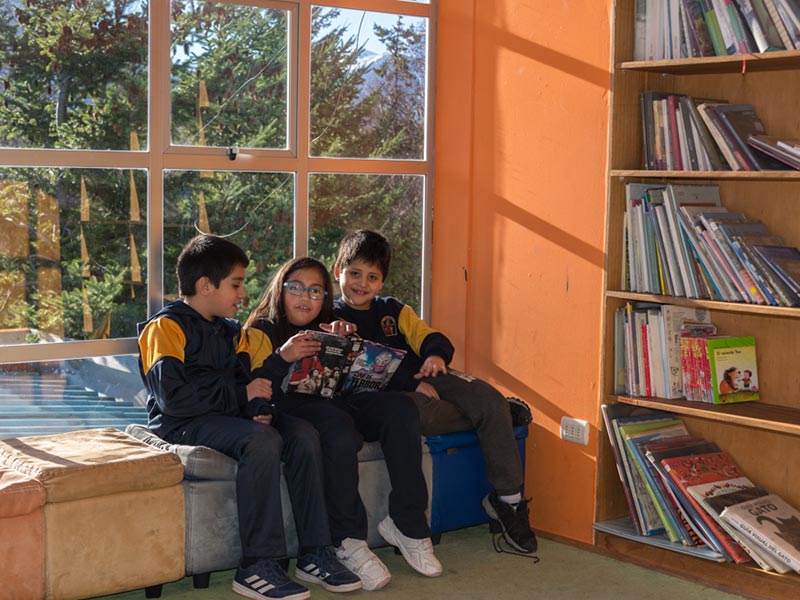 biblioteca colegio sta aysén