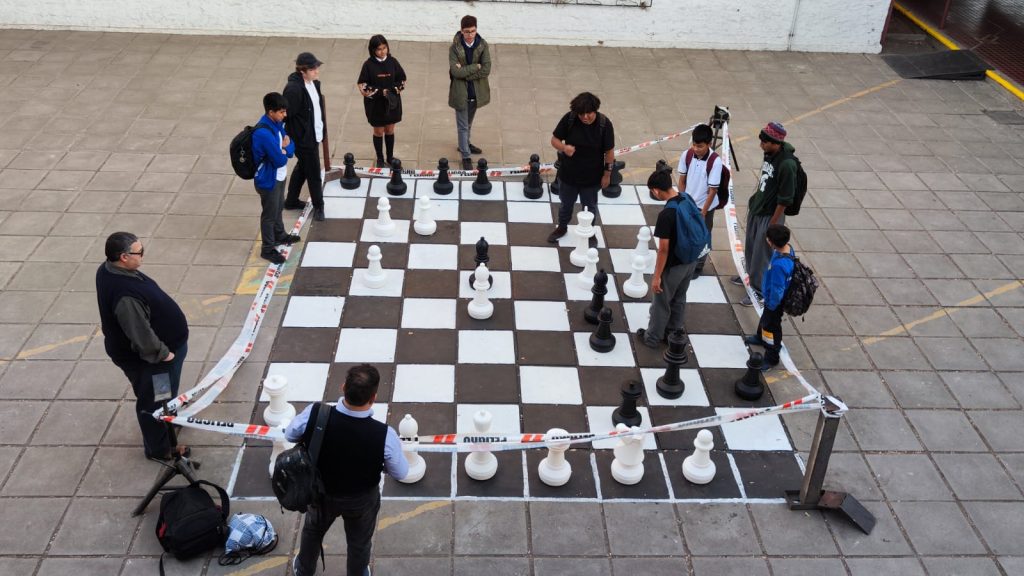 Inauguramos un ajedrez gigante en el piso para fomentar el juego y el ...